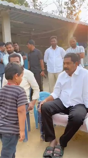 “గుర్తుపట్టి వచ్చి సెల్యూట్ చేసిన 6 సంవత్సరాల" రోహన్ కె ఆర్ నాగరాజు.. ఎమ్మెల్యే అని పూర్తి పేరుతో పిలవగానే ఆనందపడ్డ... . ఎమ్మెల్యే నాగరాజు గారు,,, “చిన్న వయసులోనే పెద్ద ధైర్యం… బాలుడి మాటలకు హృదయంతో స్పందన… క్రికెట్ కలకు బలమైన భరోసా… క్రికెట్ కిట్ అందిస్తానని హామీ ఇచ్చిన గౌరవ వర్ధన్నపేట ఎమ్మెల్యే కె.ఆర్. నాగరాజు గారు.” . . . . #KRNagaraju #Wardhannapet #MLANagaraju #EncouragingTalent #SupportYoungTalent #CricketDreams #FutureChampions #Inspiration #YouthMotivation #LeadershipWithHeart #PublicSer