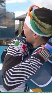 ¡Qué imagen! Regina Martínez🇲🇽 llega a meta y es recibida por las tres medallistas de la prueba, una de ellas Diggins🇺🇸, amiga de Regina, y Bruna Moura🇧🇷. Esto es lo que significa el movimiento olimpico. 🥹 | Olimpismo Mexicano