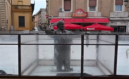 Σάλος για άγαλμα του Παβαρότι που «βυθίστηκε» σε παγοδρόμιο | Parallaxi Magazine