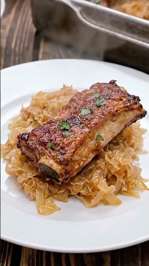 Żeberka zapiekane w kapuście – obiad, który rozpływa się w ustach 🤤