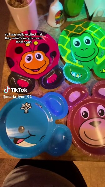 ZooPals Plates are back!!! #hefty #zoopals #zoopalsmakeseatingfun #2000s #00s #y2k #nostalgia #millenial #millenialnostalgia #zoopalsplatestiktok #zoopalsareback