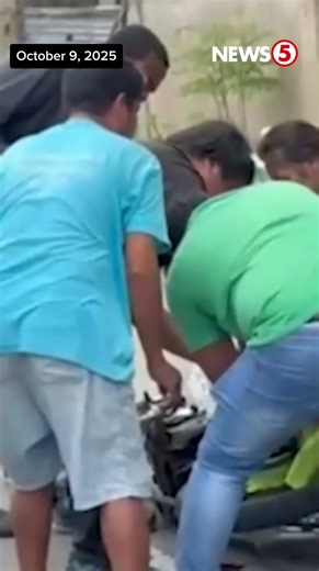 PAGTABANG SA USA KA NEWS5 CREW SA BATANG AKSIDENTENG NAHIKOG SA RAINCOAT #News5Bisaya | Nakuha sa video ang aktuwal nga pagtabang sa News5 crew sa usa ka bata nga nabilot ang liog sa iyang raincoat sa Carmen, Cebu, Miyerkules sa udto, Oct. 9. Sumala sa report ni News5 Visayas correspondent John Aroa, naglisod ug ginhawa ang bata human mahikog ang raincoat sa sprocket sa motor. Dali usab nga mitabang ang pipila ka motorista nga nag-abot ug kutsilyo sa cameraman nga si Frederick Lee, nga maoy mipu