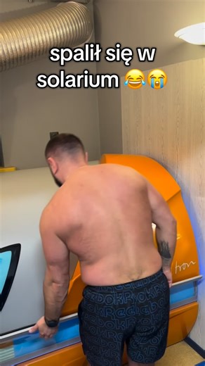 Kiedy jako obywatel Polski wchodzisz do solarium… a po 10 minutach wracasz z wycieczki do Afryki 🇵🇱✈️🌍 Miało być lekkie muśnięcie koloru, regeneracja po siłowni i chill. Nie spalanie kalorii, nie cardio, nie HIIT. A wyszło jak zawsze — ekspresowa emigracja bez paszportu 😂 Zero tłuszczu spalonego, zero progresu na wadze, ale skóra: well done. I nagle rozumiesz jedno — nie każdy wyjazd zagraniczny jest planowany, nie każda podróż wymaga lotniska, a solarium to jedyne miejsce, gdzie w kilka min