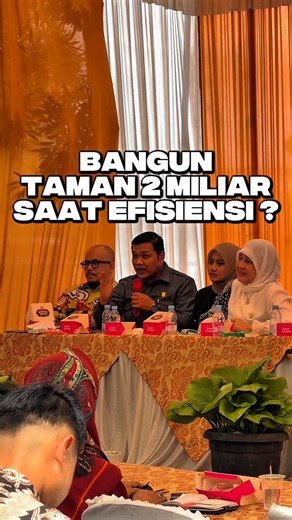 Andre Kresna Saputra on Instagram: "Saat reses di Dapil Guguak Panjang, Ibu Rahmi menyampaikan alasan persetujuan pembangunan taman depan DPRD senilai Rp2 miliar karena adanya program Integrated City Planning (ICP), di mana Bukittinggi masuk nominasi 5 besar dan disebut berpotensi mendapatkan bantuan Rp100 miliar dari kementerian. Namun masyarakat harus tau bahwa bantuan Rp100 miliar tersebut belum memiliki kepastian, dan tidak ada kewajiban membangun taman sebagai syaratnya. Di sisi lain, masih