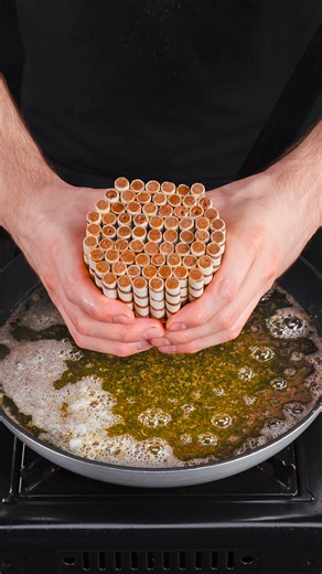 Gustoso.tv on Instagram: "¡Nadie se cree que lo hago yo misma! Me sale mejor que en una pastelería. Ingredientes rollitos de barquillos con crema: 100 g mantequilla: 100 g azúcar: 50 g cacao: 100 g agua: 100 ml huevos: 2 pza azúcar: 30 g almidón : 50 g leche: 800 ml rollitos de barquillos con crema: 100 g cacao: 200 g leche: 100 ml chocolate negro: 100 g nata: 50 ml Además chocolate blanco: 30 g café soluble: 20 g"