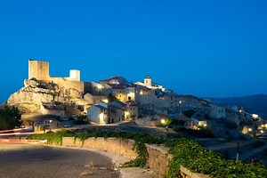 Castillos y noches estrelladas: el pueblo medieval en plena sierra de Teruel donde el tiempo parece detenerse