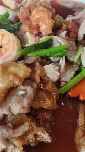 ราดหน้าเส้นกรอบมากของโรงแรมอลิซาเบธ #food #yummy #delicious #ราดหน้า #ร้านดัง