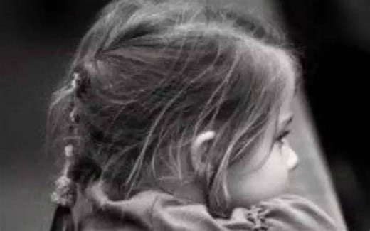 【街头实验】同一个小女孩换上不同衣服，面临了不同的人生