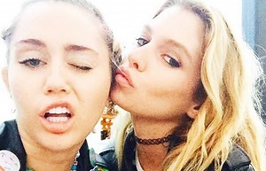 Miley Cyrus y Stella Maxwell ya no esconden su amor