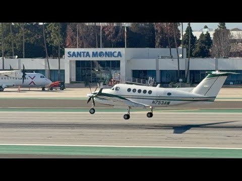 Beechcraft ultra King air 250 express turboprop jet landing at SMO N753AW