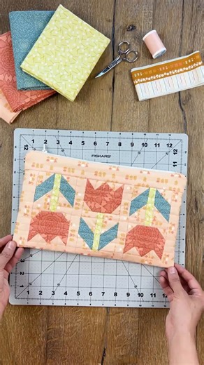 Quilt blocks aren’t just for quilts… right?! 😉 We upcycled this Tulip Fields block we had lying around to turn a UFO into the cutest zipper pouch ever (UFO = UnFinished Object 😅🛸). Made with some of our favorite prints from GeoBloom, the debut collection from the Sewcial Bee Collective, 😍 this little flower power pouch has major charm. 🌸 Just add a simple zipper and boom! Instant fashion go-to accessory! Perfect for carrying your sewing notions or even as a mini purse. 🧵 🎥 Watch the Tulip