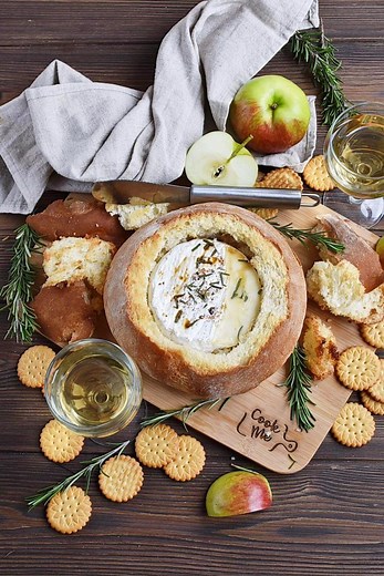 Baked Brie in a Sourdough Bread Bowl Recipe - Easy Step-by-Step Guide | COOK.ME