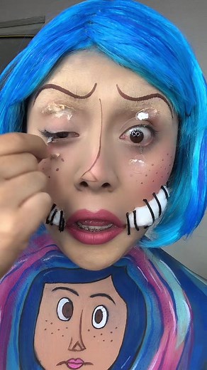Maquillaje de Coraline con látex: ¡Sufriéndolo!