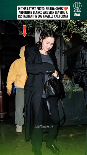 Selena & Benny Crowded at Dinner 🤍 #selenagomez #fyp #shorts