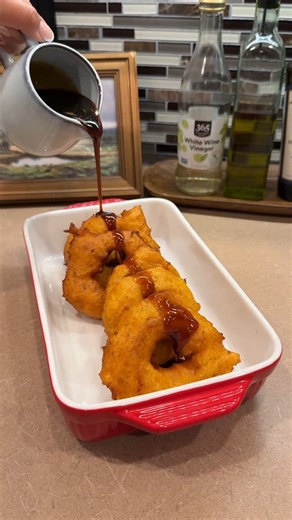 Heisil on Instagram: "Picarones Peruanos | Peruvian Donuts ✨🇺🇸🇵🇪 Para ser la primera vez intentando esta receta no quedó nada mal 😅🤌🏻😮‍💨. Ingredientes ‼️ ✨Para la masa : 60gr de butternut squash 120gr de camote Cta de anís 10gr de levadura seca (dry yeast) de @fleischmannsyeast 25gr de azúcar 250gr de harina Una pizca de sal Cómo 150 - 200ml de agua del camote y squash Canela Clavo de olor ✨Para la miel 🍯: 200gr de chancaca ( también lo llaman panela, piloncillo) Dos naranjas Canela Cl