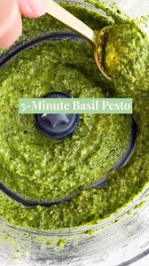 Making your own pesto at home honestly takes no more than 5 minutes. We love a splash of lemon juice in ours for a little acidity 🍋 Recipe below 👇 Ingredients: 1 bunch basil, leaves picked ⅓ cup pine nuts ⅓ cup grated parmesan cheese 1 small garlic clove, peeled Large pinch of sea salt ⅓ cup extra virgin olive oil ½ lemon, juiced Top storage tips: if storing in the fridge, transfer to a small jar or container and pour some extra olive oil on top. This will keep the pesto fresh and vibrant 😍 N