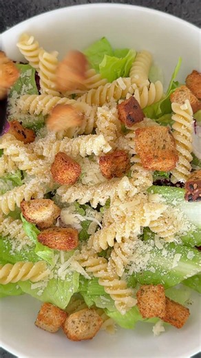 Ensalada tipo César con 45g de proteína. #nutricion #recetas #recetassaludables
