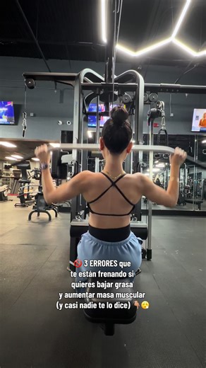 🚫 3 ERRORES que te están frenando si quieres bajar grasa y aumentar masa muscular (y casi nadie te lo dice) 👇🏽😮‍💨 ✨ Error 1: Comer MUY poquito Muchas mujeres creen que para bajar grasa hay que “aguantarse el hambre”… y lo que terminan haciendo es bajar metabolismo, perder músculo y estancarse. 📌 Recuerda: si no comes suficiente proteína y calorías, tu cuerpo NO construye. ✨ Error 2: No medir porciones (o hacerlo a ojo) “Ay yo como sano” sí… pero: ✅ aceite, frutos secos, pan, arroz, batidos