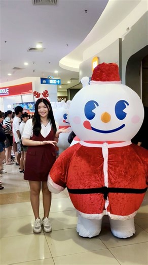 Tan Kah Pei on Instagram: "Ho Ho Snow King Christmas Tour 今天在 Melaka 🎄❄️ 现场真的看到很多 Snow King 在 mall 走。 只要对 Ho Ho Snow King 讲 「Ho Ho Snow King MIXUE Christmas」 就可以拿到 Snow King Foldable Blind Bag 🎁 👉 下一场： 📍 Mahkota Parade 🕢 7:30PM @mixuemalaysia #mixuemalaysia #hohosnowking"