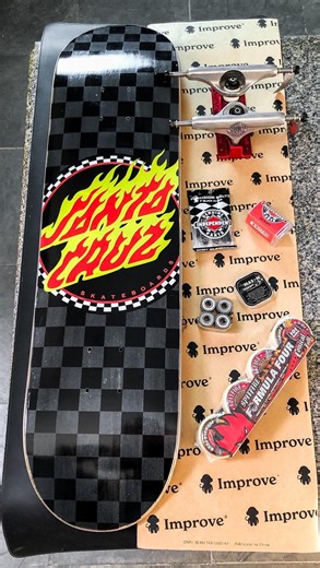 Processo de montagem completo do skate com shape Santa Cruz “Flamed Dot” 🔥 Esse skate foi para o cliente Nathan, de Londrina (PR). ➡️ Faça como o Nathan e aproveite a PROMOÇÃO desse mês de Black Friday que está com preços incríveis acessando o site: everskateshop.com.br (link no perfil). 🌲 SETUP: • Shape Santa Cruz 8.0” Maple Canadense Flamed Dot; • Lixa Emborrachada Improve Regular; • Parafusos de Base Independent Allen; • Truck Independent BTG Forged Hollow 139mm (edição limitada); • Rolamen