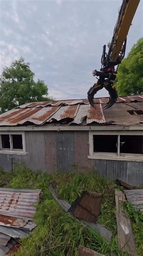 15K views · 816 reactions | Pulling this place apart with finesse  @dng_korea grapple makes stripping and stacking iron easy work #canyoudigitnz #komatsu #engcon #rototilt #tiltrotator #leicageosystem #isuzugiga #hijet #landcrusier #dngattachments #landscaping #earthworks #demolition #hydroseeding #newzealand #napier #hastings #hawkesbay | Can You Dig It | Facebook