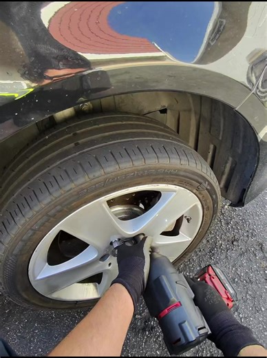 This is why I keep the mobile service ready. Blowout right off the freeway at a gas station ⛽️ handled on the spot 🛞🚗💨 #tireshop #fypviral #pov #mobiletireshop #mobiletireservice