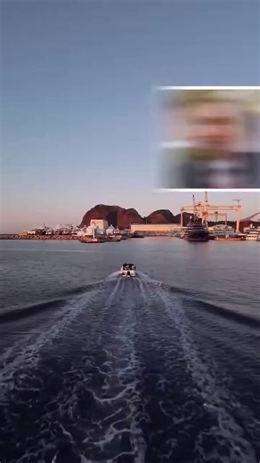 [ 🇺🇸 ÉTATS-UNIS ]🔸 Des militants du groupe britannique Led By Donkeys ont apposé un autocollant géant « Le Propagandiste de Trump » sur le superyacht Musashi de Larry Ellison, amarré sur la Côte d'Azur, selon leur vidéo diffusée ce week-end.🔸 Ils dénoncent le soutien d'Ellison à Donald Trump, son amitié avec Benjamin Netanyahu et son influence croissante sur les médias via le contrôle de TikTok US, Paramount et bientôt Warner Brothers.🔸 Ellison, sixième homme le plus riche du monde, a inves