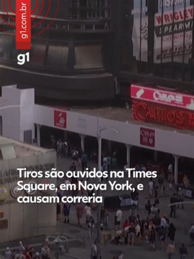 Estados Unidos - Tiros foram ouvidos nesta quinta-feira (18) na Times Square, em Nova York, nos Estados Unidos, o que causou uma correria no local. A polícia da cidade prendeu um suspeito e isolou a região. Vídeos circulando nas redes sociais mostram o momento em que diversos tiros foram ouvidos na região, e os pedestres presentes no local começaram a correr. Diversas pessoas reportaram o incidente no aplicativo Citizen. O Departamento de polícia de Nova York (NYPD) afirmou que respondeu a relat