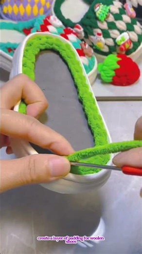 create a layer of padding for woolen shoes