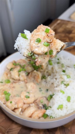 Karim Saad on Instagram: "SAVE THIS ‼️ 20 Minute Creamy Lemon Garlic Shrimp! 🤯 (recipe 👇🏽) Announcements: ✅ New seasonings coming soon 👀 @spicexseasoning ✅ Cookbooks on my website! (Checkem out macros included!) 💪🏽 or comment “cookbook” thank you to all who have purchased 🥹❤️ ✅ why you so cute? Macros per serving rice NOT included (x2 servings): approx 491 calories |58g P | 2.5g C | 30g F Ingredients : 1.25lb shrimp peeled and deveined 🍤 1 tbsp Daily Blend @Spicexseasoning 2 tsp olive oi