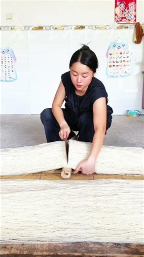 Traditional Rice Noodle Making And Precision Hand Cutting 🍜