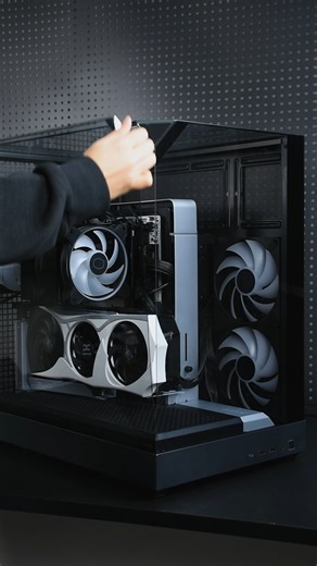 PowerColor on Instagram: "A Reva themed setup, with our latest Reva Edition GPU! Special Thanks to @duckychannel and @apnx_global to build together this amazing setup. Featured with 👉Ducky One X Mini White Keyboard 👉APNX V2 PC case in black and Lastly ofc 👉 Hellhound RX 9070XT Reva Edition GPU💙 Tell us what you think in the comments below!"