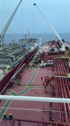 😱😱What Happens When Two Giant Tankers Meet in the Middle of the Ocean? #OceanGiants #EpicSeaView