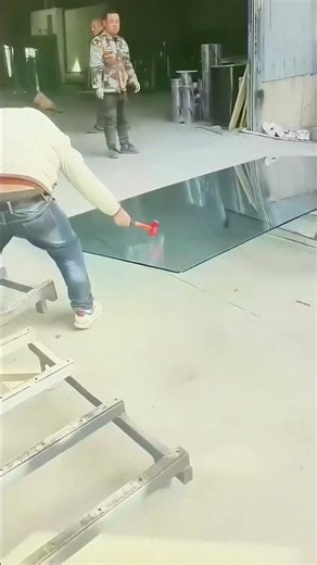 Real Test! Hammer Smashes This Glass, But It Doesn’t Break?!