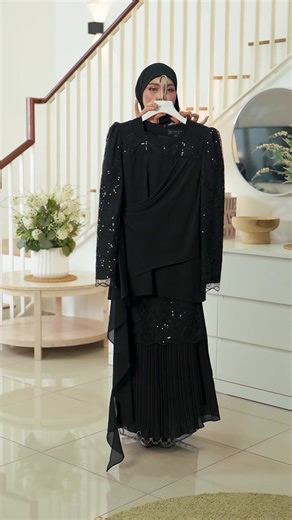 Nothing does it better than black. Agree or totally agree? 🖤 Eskadia Kurung in black is ready to boost your confidenc..serving effortless glam, especially for night events terus mengerlippp✨ Ada yang buat open house tak malam ni? 🫣 #JlabellaEskadiaKurung #JlabellaGlamorousRaya2026