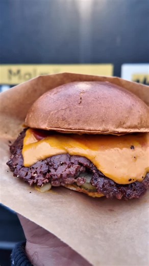 Chefs of Sweden on Instagram: "Nytt erbjudande! Malmös billigaste burgers! Du får en burger med 160 gram kött, pommes och dricka för bara 100kr🤯 #malmö #skåne #food #burger #fyp"