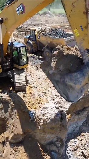 5.3K views · 48 reactions | Slingin’ Dirt  Video Credit: @robertcollinsco — WORK THE DIRT — #heavyequipment #excavating #dirtwork #excavator #dirt #earthmoving #earthwork #movingdirt #bluecollar #workthedirt #digitdigitalgps #operator #work #heavyequipmentlife #civil #construction #sling #it #haveanother | Dig-It Digital GPS | Facebook