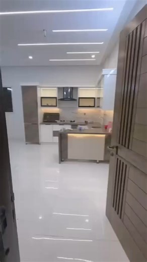 🏢💥 Gulshan-e-Iqbal Block 13-D/2 | 4 Bed Lounge Portion for Sale | 160 Sq. Yards | 1st Floor! 💥🏢 Karachi walon — limited unit available hai! Aisi location aur layout ka flat roz nahi milta. Family building, peaceful road, reserved parking — bilkul tayyar sirf genuine buyers ke liye! Why this flat? 🛏️ 4 bedrooms spacious lounge layout 📏 160 square yards | 1st Floor | Ideal wide plan 🚗 Reserved car parking spot 🧱 Solid construction | Well-maintained structure 💡 Electricity, water, gas — al