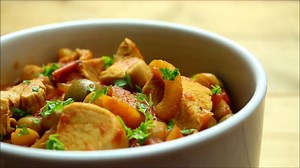 🇱🇧This recipe for Lebanese Chicken is a real winner. Sweet, savoury, delicious. 👍🏻Full recipe, serving sizes and nutrition info in the 3rd High Protein Handbook: https://thehighproteinhandbook.com/book-3 | Scott Baptie