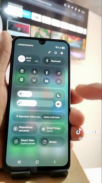 Cómo hacer que la pantalla del teléfono se vea en el televisor #consejosandroid #tutorialesmóviles #trucosparacelular #hacks #antonitips