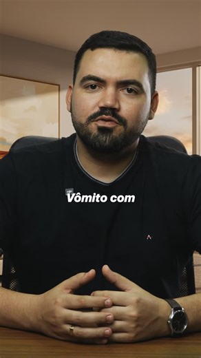 Dr Marcos Soares | Endoscopia Digestiva on Instagram: "Vômito com sangue ou fezes muito escuras são sinais claros de que algo está sangrando no trato digestivo. E o erro mais comum que eu vejo é tentar ganhar tempo. Tomar um remédio por conta própria, esperar passar, achar que foi algo que comeu… Hemorragia digestiva precisa ser localizada, entendida e tratada com rapidez. Nessas situações, a endoscopia é o caminho mais rápido para identificar a origem do sangramento, controlar a lesão e evitar 