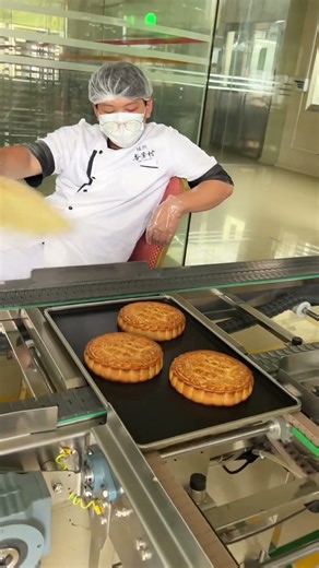 The creation of delicious mooncakes: every bite is a taste of the Mid-Autumn Festival.#India