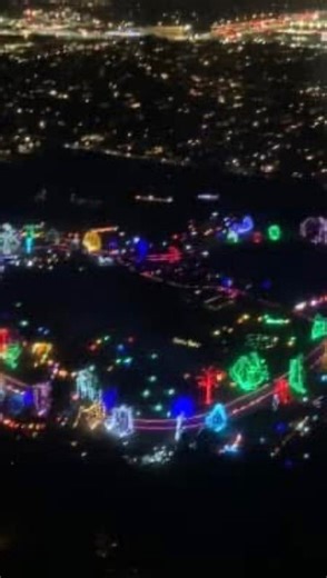 This is your sign to take a Christmas Lights Flights over St. Louis! Seats go fast—call (314) 496-4494 to book your magical holiday helicopter ride! 🎄🌟 #helicopter #christmaslights #stl | St. Louis Gateway Helicopter Tour