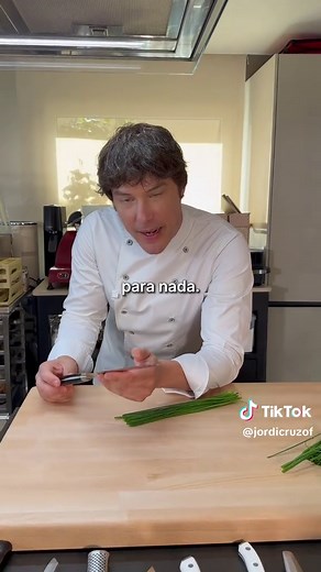 Dominar el cuchillo es una de las bases de la cocina. No necesitas el más caro, pero sí uno que corte bien y saber utilizarlo con técnica. Lo esencial: - Un buen cuchillo marca la diferencia - Debe estar bien afilado - No todos los cuchillos sirven para todo La clave para sujetarlo bien está en el agarre: - Coloca el pulgar y el índice sobre el lomo y la hoja (no solo en el mango) - Esto te da control total del filo - Permite que el cuchillo bascule con facilidad Posición de la mano: - La mano q