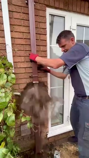 Unblocking Gutters: Satisfying Cleaning Process