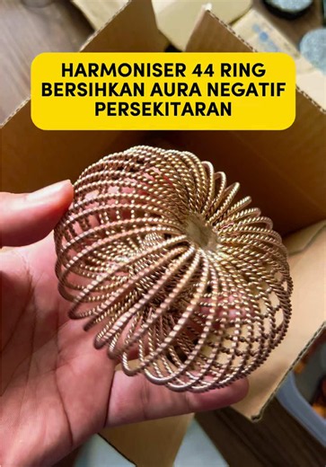 SPACE HARMONISER — BERSIHKAN DAN HARMONIKAN TENAGA PERSEKITARAN ANDA . 📌 Untuk sahabat yang terbuka kepada konsep tenaga, frekuensi dan harmonisasi… Jika tidak, scroll je. Tiada paksaan 😊 . Negative energies adalah benda yang tak nampak oleh mata. Tapi boleh dirasakan oleh sistem saraf kita. Pernah tak anda masuk sesebuah ruang dan terus rasa berat? Rasa sempit di dada, mood terus jatuh, walaupun tiada sebab yang logik? Atau tidur dalam bilik sendiri tapi bangun masih penat? Selalu rasa resah,