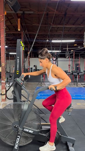 Emily on Instagram: "LAST MONDAY OF 2025 MY DUDES! What are you most looking forward to in the new year? Can you believe it’s gonna be 2026? 😵‍💫 ⬇️⬇️⬇️ 3 Sets 30/24 Cal Echo Bike 25/20 Cal Ski Erg 150 Double Unders -2:00 Rest- Thanks for the workout 😰 @grit.performance + @jheppner66 #mondaymotivaton #workout #cardio #workoutvideos #gymworkout"