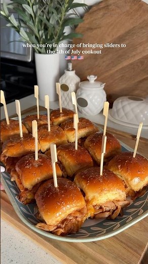 Easy Bbq Chicken Sliders #sliders #chickensliders #bbqchicken #chickensandwich #easyrecipe #dinner