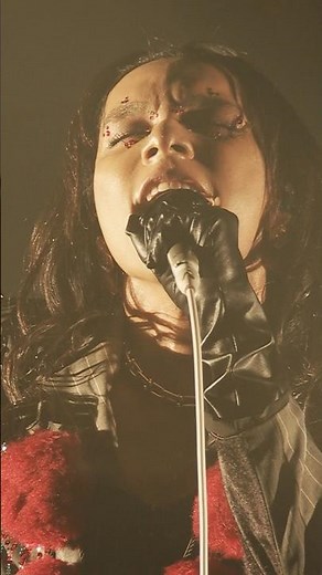 “単独公演「バイオレンス」”より『#BL』のLive映像(サビver.)を公開。#女王蜂 #QUEENBEE #女王蜂15周年 #QUEENBEE_15TH