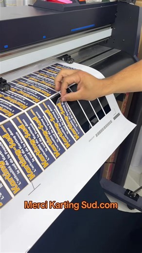 Regarde comment naissent nos sticker😉😉😉 #sticker #adhesif #vinyles